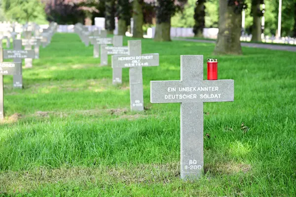 YSSELSTEYN, NETHERLANDS - HAZİRAN 2024: Ysselsteyn Alman savaş mezarlığı mezarı çizgilerinde üzerinde 