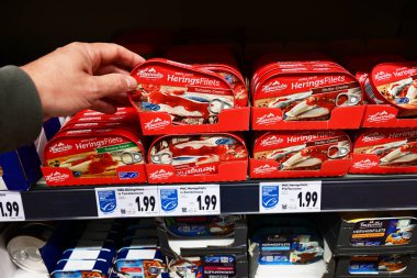 GERMANY - Haziran 2024: Hawesta markalı domates soslu Herings Filetleri ve Kaufland süpermarketinde balıkçılık sertifikası.