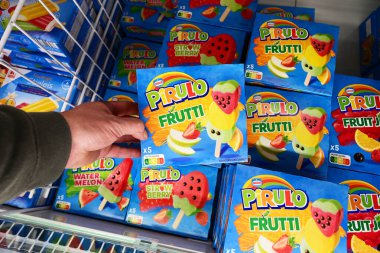 GERMANY - HAZİRAN 2024: Alışverişçi, bir Kaufland süpermarketinde satılmak üzere Nestl markası Pirulo frutti dondurması paketleyen bir kutu seçti
