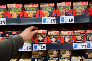 GERMANY - Haziran 2024: Hawesta markalı konserve ton balığı gurme varyasyonları ve bir Kaufland süpermarketinde balıkçılık sertifikası.