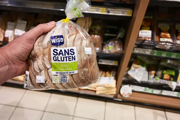 Müşteri, E.Leclerc Hipermarket 'in ekmek bölümünden geleneksel bir glütensiz dilimlenmiş somun seçti.