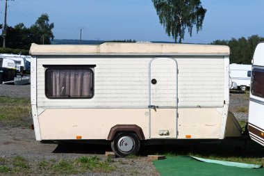 Belçika 'da bir kamp alanında 80' lerin klasik karavanı. Logolar ve markalar kaldırıldı