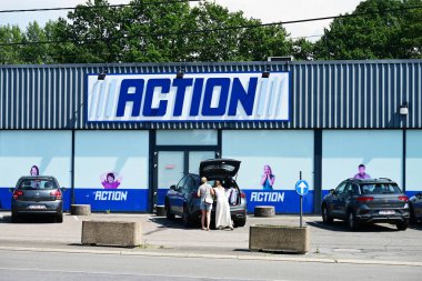 AUBEL, BELGIUM - 13 AĞUSTOS 2024: 14 Avrupa ülkesinde mağaza işleten bir Hollanda uluslararası indirimli mağaza zinciri olan Action önünde park.