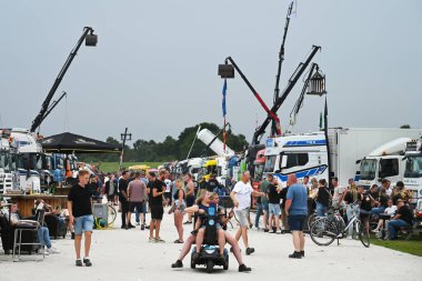 ASSEN, NETHERLANDS - 26 Temmuz 2025: Assen 'deki TT Pisti' nde her yıl düzenlenen Profile Truckstar Festivali 'nde kamyoncular ve ailelerinin keyifli buluşmaları. 