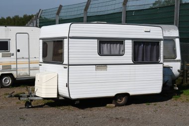 Belçika 'da bir seyahat karavanında 80' lerin klasik karavanı. Logolar ve markalar kaldırıldı