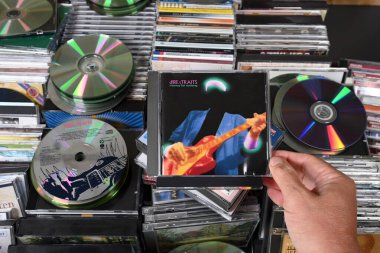 NETHERLANDS - AUGust 2025: CD Albüm: Dire Straits - Money For Nothing, İngiliz rock grubunun 1988 yılında bir koleksiyoncu fuarında satışa sunulan bir CD kaydı.