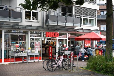 NORDHORN, GERMANY - AĞUSTOS 2025: Avrupa 'da yaklaşık 2100 mağazası olan bir Alman giyim mağazası zinciri olan NKD mod mağazalarının şubesi