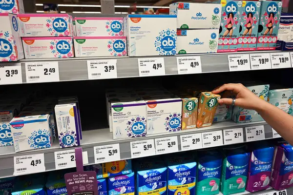 ALMANY - AĞUSTOS 2025: REWE süpermarketinde farklı markaların regl hijyen ürünleri