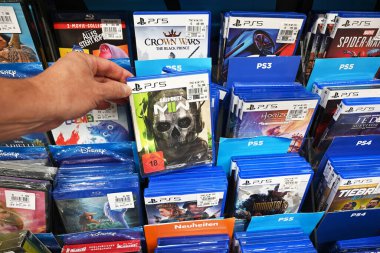 GERMANY - AUGust 2025: Call of Duty: PlayStation 5 için Modern Warfare II, bir Kaufland hipermarketinde satılık ev oyunu konsolu için popüler bir oyun.