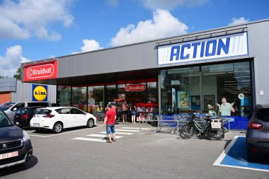 DENDERMONDE, FLANDERS, BELGIUM - AĞUSTOS 2024: Orijinal Hollanda perakende zinciri Kruidvat ve Aksiyon mağazaları. Her iki mağaza da Çin 'de üretilen ürünleri satıyor..