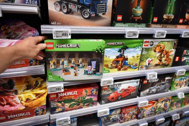 WALLONIA, BELGIUM - Ağustos 2025: Minecraft temalı Lego oyuncakları bir mağazada satılıyor. Minecraft, Mojang Studios tarafından geliştirilen ve yayımlanan bir kum havuzu oyunudur..
