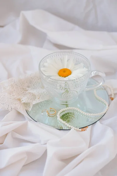 Beautiful Chamomile Flower Glass Cup White Fabric Background — Stock Photo, Image