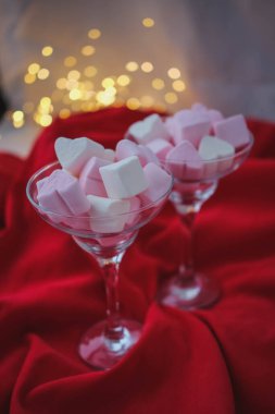 Kırmızı zemin üzerinde beyaz ve pembe şekerlemeler.