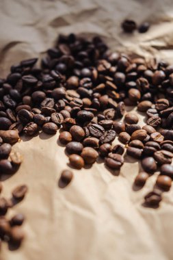 Kahverengi kağıt üzerine kahve çekirdekleri arka plan olarak kullanılabilir.