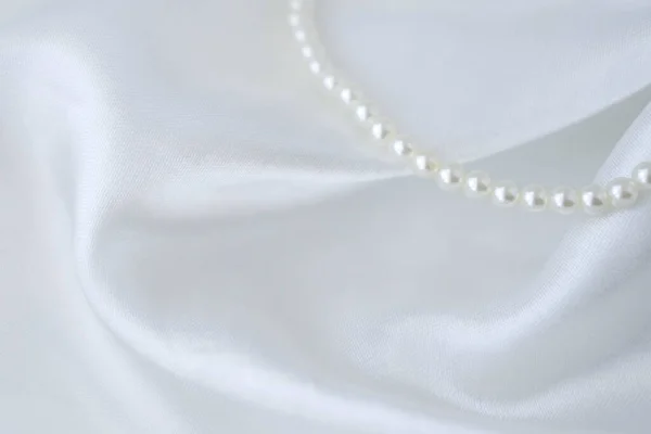 Collar Perlas Sobre Fondo Satinado Blanco Primer Plano Foto — Foto de Stock