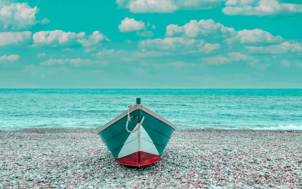 Маленькая Лодка Пляже Пастельных Тонах — стоковое фото