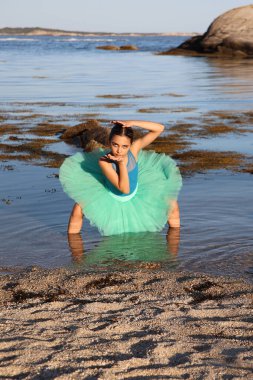 Genç esmer balerin okyanusun kenarında