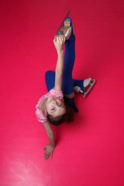 Pembe yapay buz üzerinde artistik patenci kız.