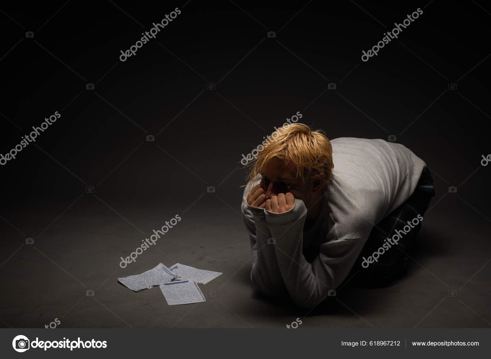 沮丧的男孩在内心苦不堪言的时候却在想着字母和痛苦——图库图片© gorgev #618967212, image size:1600x1168