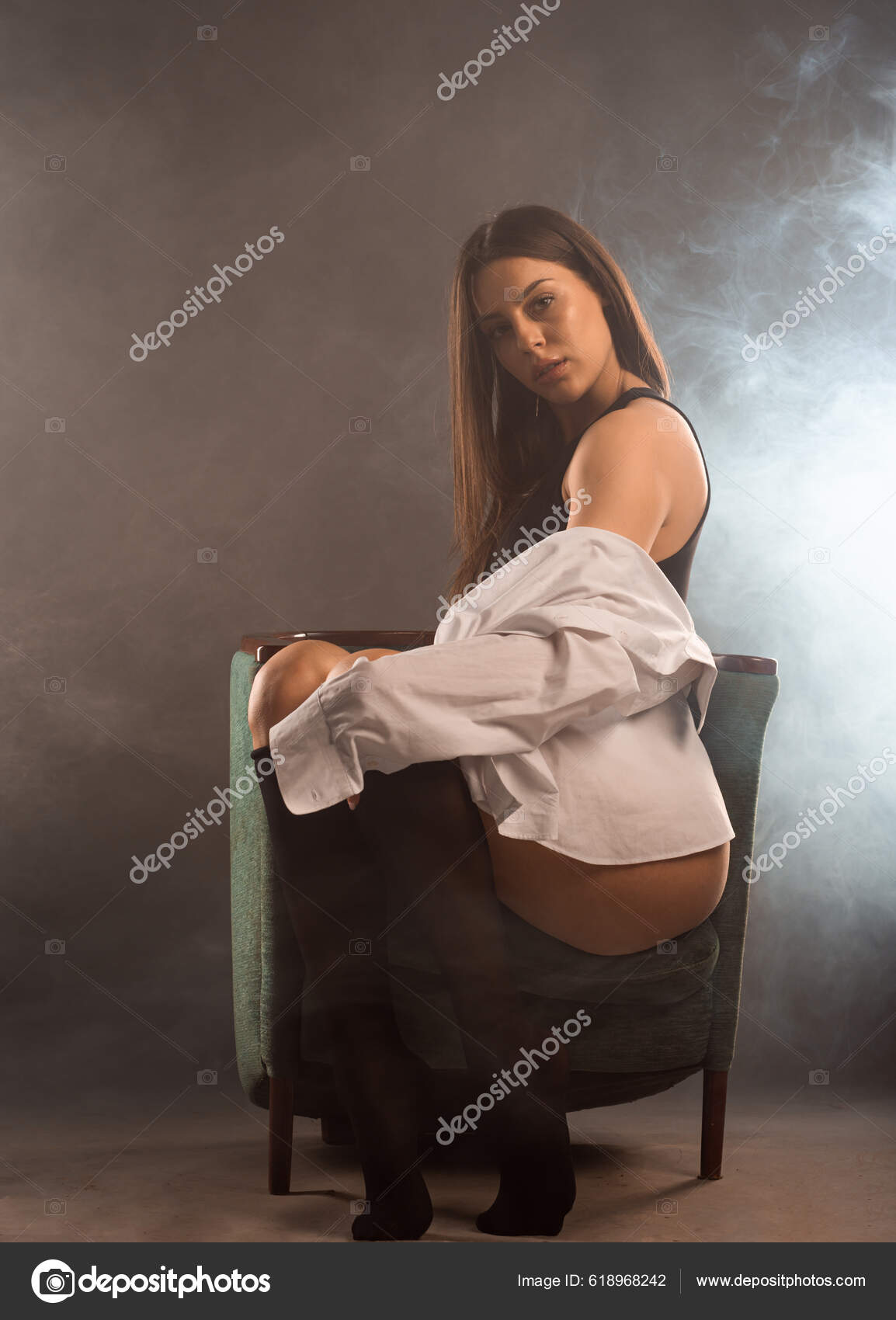 Portretul Unei Femei Tinere Atractive Picioare Lungi Îmbrăcate Haine Sexy ⬇  Fotografie de stoc, imagine realizată de © gorgev #618968242