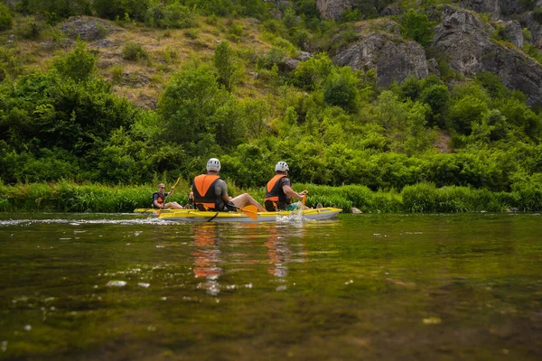 Grupo Amigos Están Haciendo Kayak Juntos Parejas Mientras Divierten Juntos —  Fotos de Stock
