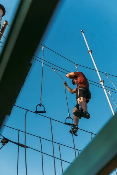 冒険公園では困難なく最も困難なロープレベルを扱う男 — ストック写真