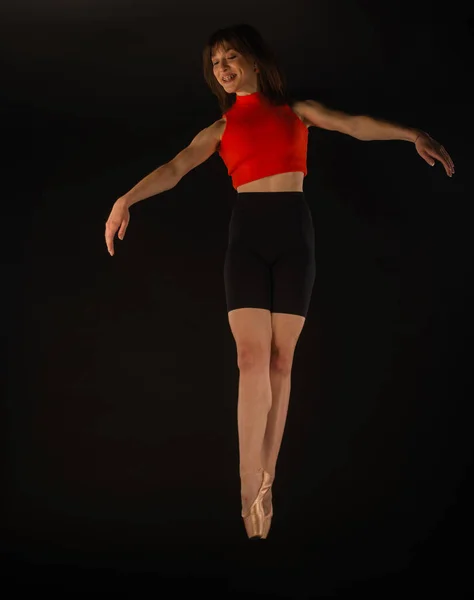 Балерина Усміхається Сироватці Яка Стрибає Повітря Позує Чорному Фоні — стокове фото