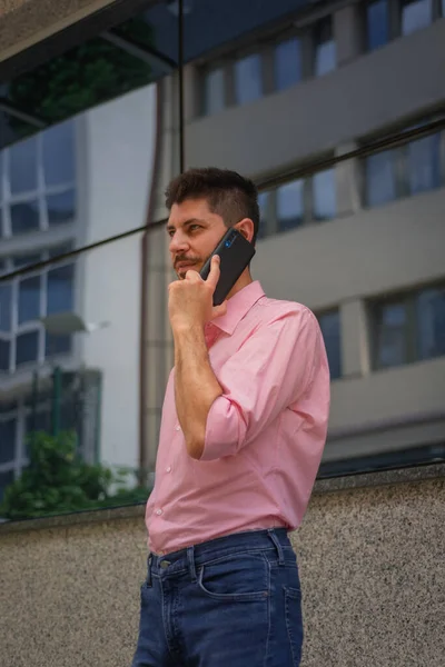 一位英俊的商人在市中心工作时 正在和同事通电话 谈论他们的项目 — 图库照片