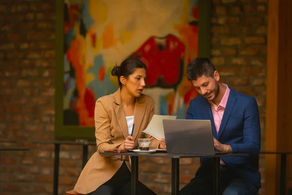Δύο Ευτυχισμένοι Διευθυντές Επιχειρήσεων Κάθονται Και Εργάζονται Ένα Καφέ Μπαρ — Φωτογραφία Αρχείου