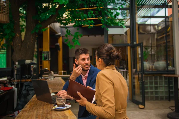 Красивый Бизнесмен Разговаривает Своей Великолепной Коллегой Бизнесу Время Работы Кафе — стоковое фото