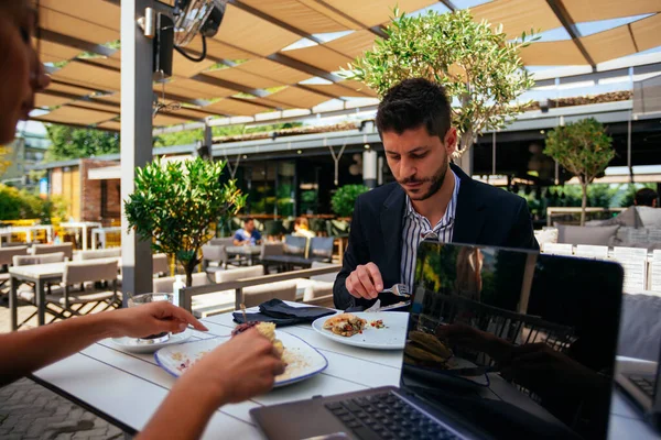 Fiatal Üzletemberek Együtt Reggeliznek Egy Étteremben Egy Napsütéses Napon — Stock Fotó