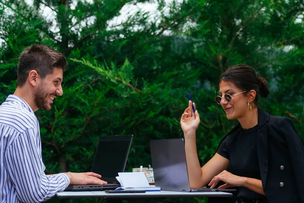 Δύο Χαρούμενοι Επιχειρηματίες Κάνουν Διασκεδαστική Συζήτηση Στη Βεράντα Ενός Cafe — Φωτογραφία Αρχείου