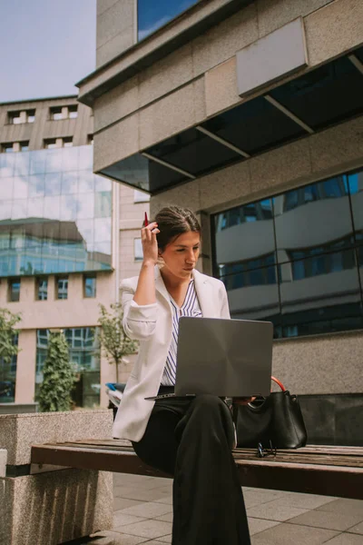 Όμορφη Επιχειρηματίας Αγγίζει Μαλλιά Της Ενώ Κάθεται Στον Πάγκο Laptop — Φωτογραφία Αρχείου