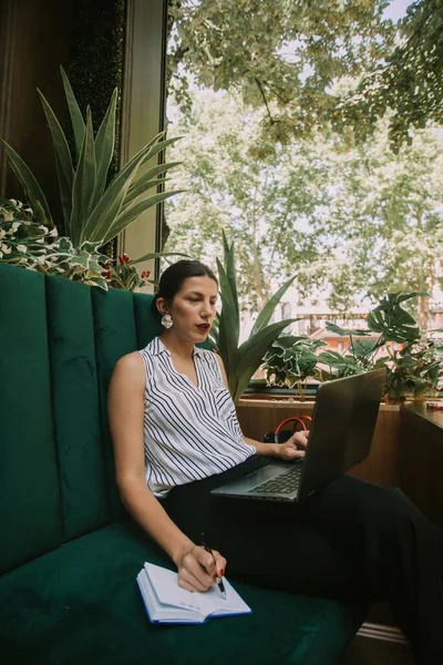 Vacker Affärskvinna Tar Niotes Från Laptop Medan Sitter Den Gröna — Stockfoto