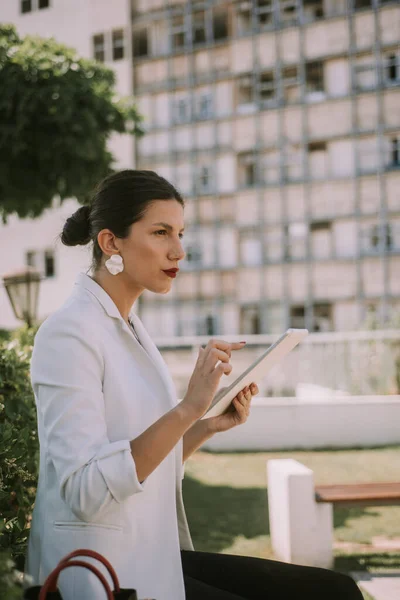 Piękna Bizneswoman Tabletem Siedząca Parku — Zdjęcie stockowe