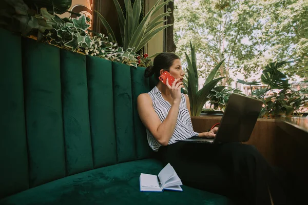 Krásná Obchodní Žena Mluví Telefonu Zatímco Sedí Zeleném Gauči — Stock fotografie