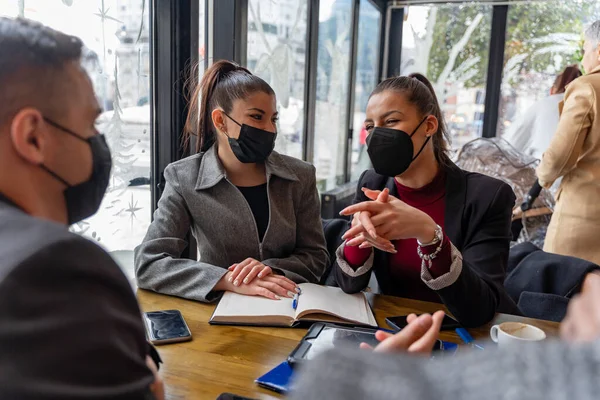 Grupo Empresários Multirraciais Estão Discutindo Planos Ideias Máscaras Vívidas — Fotografia de Stock
