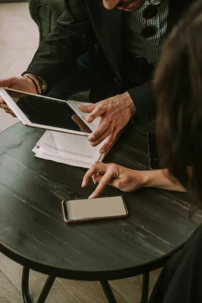 Kafede Telefon Tablet Üzerinde Çalışan Ortaklarını Kapatın — Stok fotoğraf