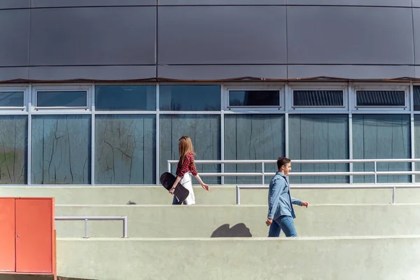 Junge Und Mädchen Laufen Zwischen Den Gebäuden — Stockfoto