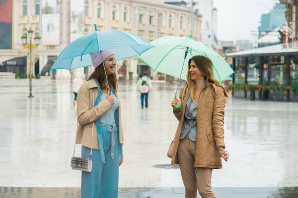 Дві Привабливі Сестри Сміються Стоячи Надворі Під Дощем — стокове фото