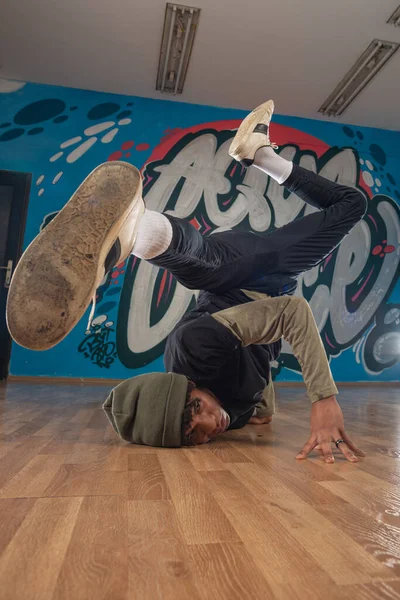 Moderno Rapero Bailando Garaje Estilo Vida Urbano Hip Hop —  Fotos de Stock