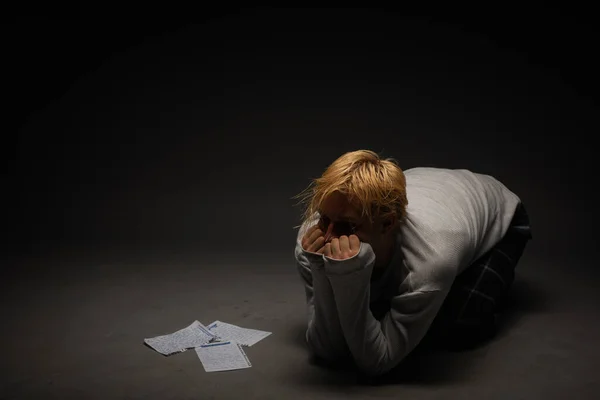 Niño Deprimido Está Pensando Las Letras Dolor Mientras Sufre Tanto — Foto de Stock