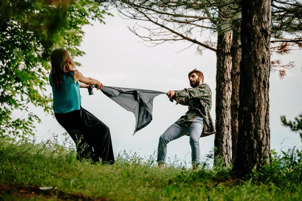 Bir Çift Kadın Erkek Dansçının Müzik Eşliğinde Serbest Dans Edişinin — Stok fotoğraf