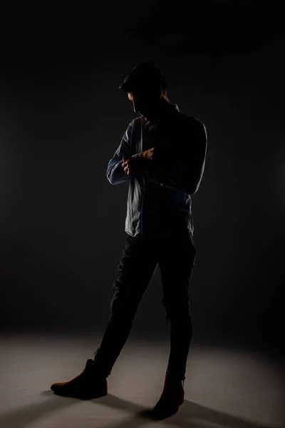 Stüdyodaki Çekici Yakışıklı Adam Karanlık Bir Arka Planla Kendini Kameraya — Stok fotoğraf