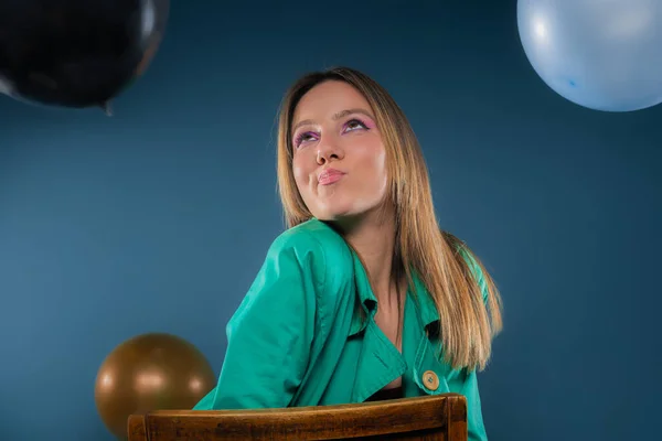 Menina Atraente Doce Está Sendo Bonito Ser Brincalhão Com Balões — Fotografia de Stock