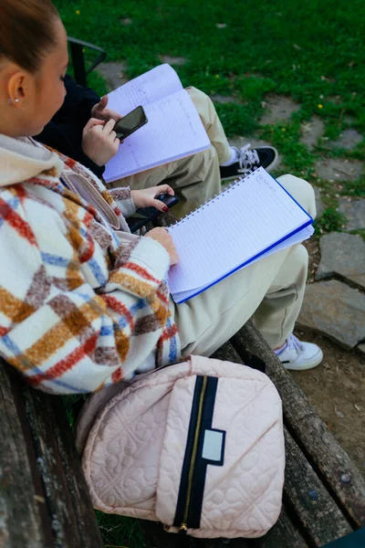 在阴天的早晨 高中女生们在户外一起写作业 — 图库照片