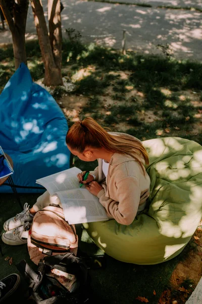 Eine Blonde Teenagerin Sitzt Einer Kaffeebar Auf Einem Faulen Sack — Stockfoto