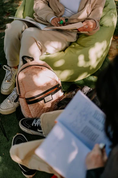 高中女生们坐在咖啡吧里 懒洋洋地提着书包 一起学习 — 图库照片