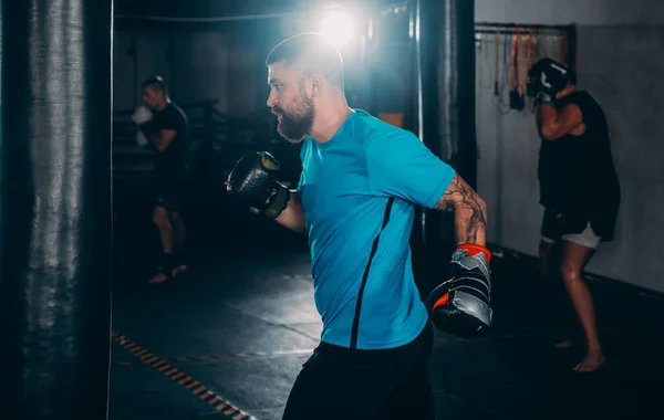 Hübscher Muskulöser Mann Boxhandschuhen Übt Beim Aufwärmen Mit Einem Boxsack — Stockfoto