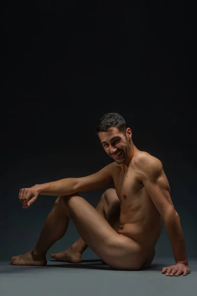 Vista Trasera Hombre Seductor Desnudo Suave Sentado Suelo Estudio Aislado — Foto de Stock
